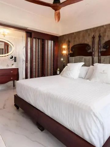 Luxuriöses Hotelzimmer mit großem Doppelbett und stilvoller Einrichtung