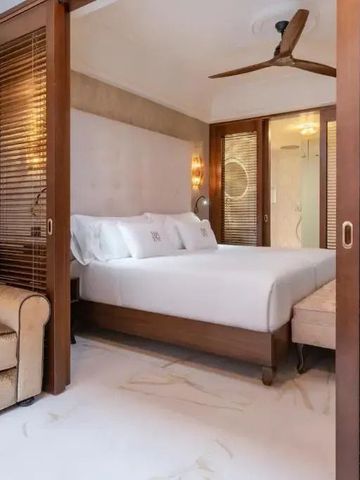 Elegantes Hotelzimmer mit Doppelbett und bequemer Sitzgelegenheit