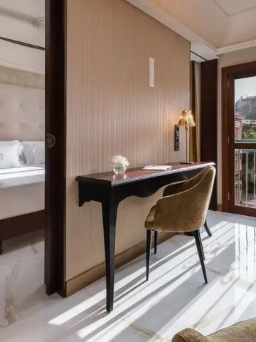 Heller Arbeitsbereich in einem luxuriösen Hotelzimmer mit Balkon