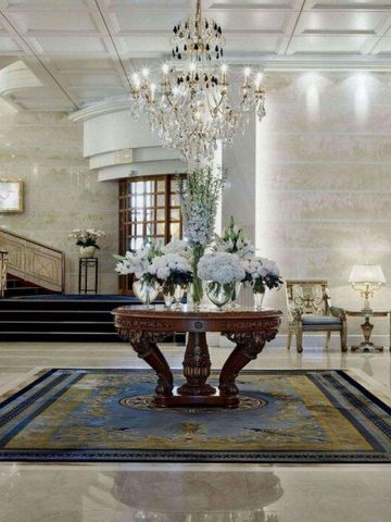 Luxuriöse Lobby mit Kristallleuchter und Blumenarrangement