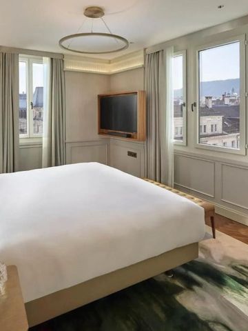 Geräumiges Hotelzimmer mit großen Fenstern und neutralen Tönen