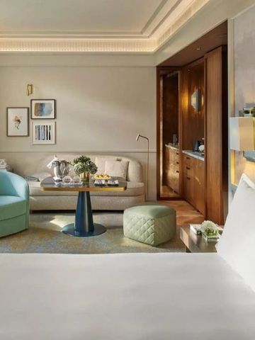 Suite mit moderner Einrichtung und gemütlichem Sitzbereich