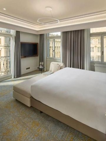 Helles Zimmer mit Balkon und eleganter Einrichtung