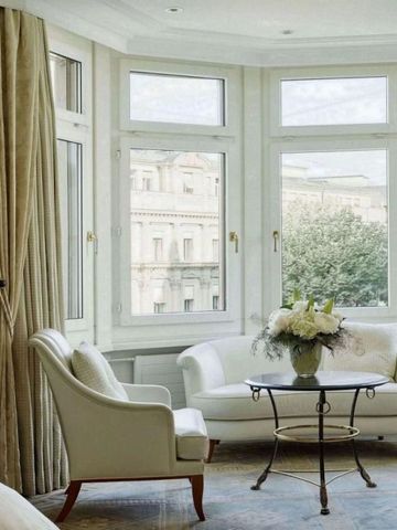 Elegantes Hotelzimmer mit großen Fenstern und stilvollen Möbeln