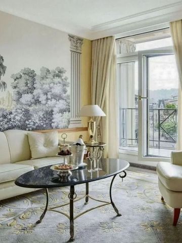 Helles Wohnzimmer mit edler Einrichtung und Wanddekoration