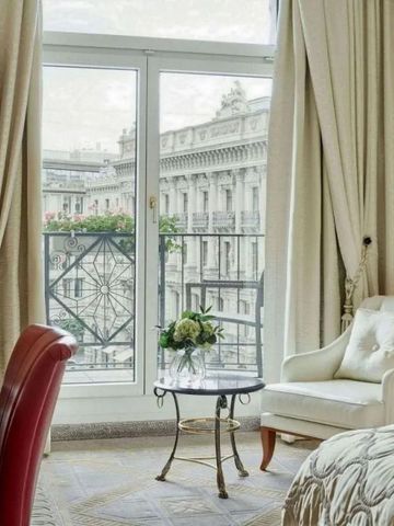 Gemütliche Sitzecke mit Balkon und urbanem Ausblick