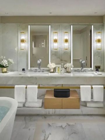 Modernes Badezimmer mit freistehender Badewanne und Doppelwaschbecken