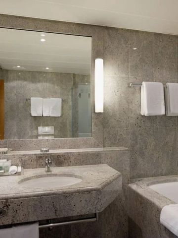 Marmorbadezimmer mit Badewanne und modernen Akzenten