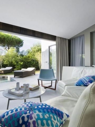 Offener Wohnbereich mit Blick auf Terrasse und Pool