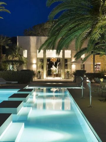 Nachtansicht des beleuchteten Pools mit Palmen