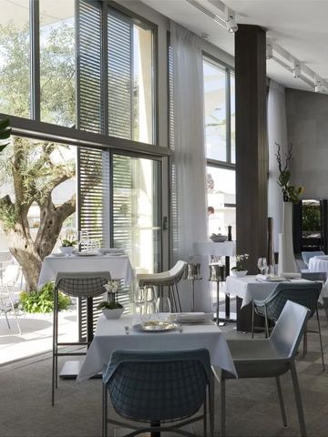 Helles Restaurant mit großen Fenstern und modernen Möbeln