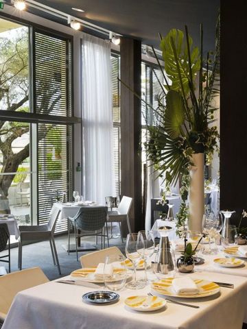 Elegantes Restaurant mit gedeckten Tischen und floraler Dekoration