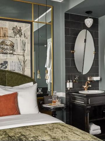 Luxuriöses Hotelzimmer mit eleganter Dekoration und großem Spiegel