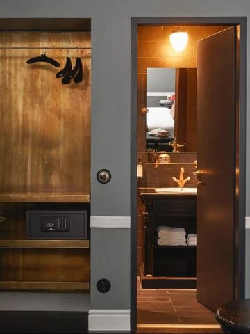 Edles Hotelzimmer mit offenem Schrank und Blick ins Bad