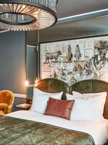 Gemütliches Zimmer mit Doppelbett und luxuriöser Beleuchtung