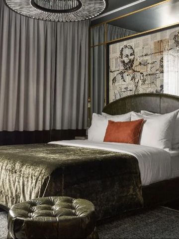 Harmonisches Hotelzimmer mit Vorhängen und komfortablem Bett