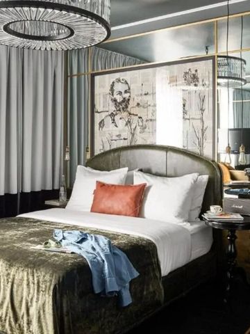 Elegantes Hotelzimmer mit luxuriösem Bett und künstlerischem Bild im Hintergrund