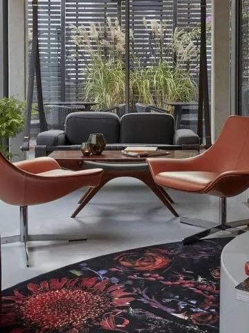 Stilvolle Lounge mit modernen Ledersesseln und Couchtisch in gemütlicher Umgebung