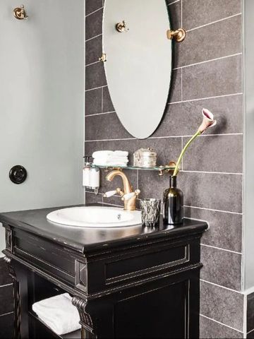 Geschmackvoll dekoriertes Bad mit edler Waschtischgarnitur und stilvollem Spiegel