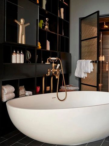 Elegante freistehende Badewanne vor stilvoller Regalwand