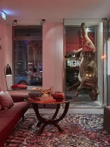 Moderne Lobby mit stilvollen Möbeln und Dekoration