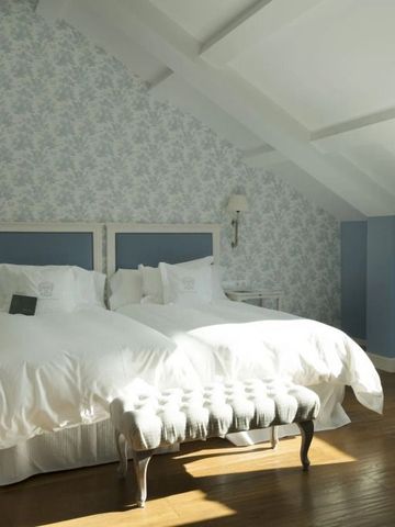 Gemütliches Doppelzimmer mit Dachschräge und eleganter Tapete