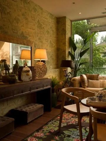 Gemütliche Lounge mit Pflanzen und dekorativem Spiegel