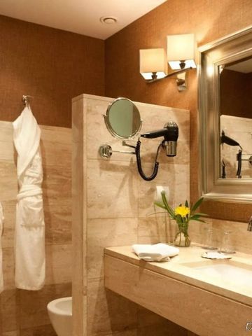 Luxuriöses Badezimmer mit Marmor und Bademänteln