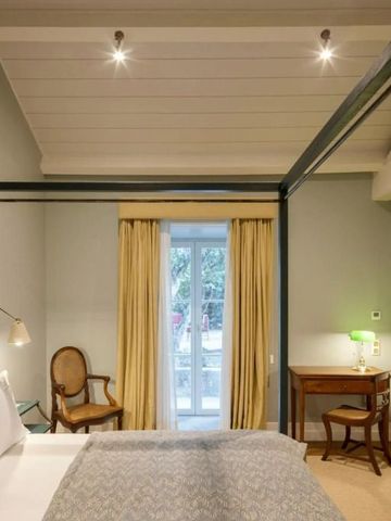 Geräumiges Zimmer mit Holzmöbeln und Blick auf die Terrasse