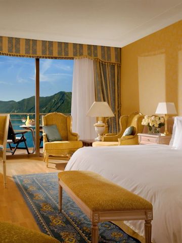 Elegantes Hotelzimmer mit Balkonblick auf See und Berge