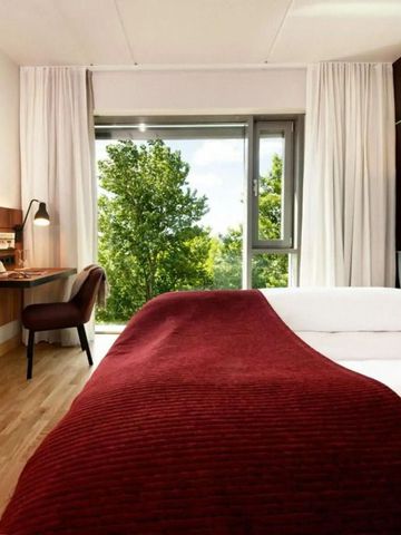 Zeitgenössisches Zimmer mit modernem Design und Blick ins Grüne