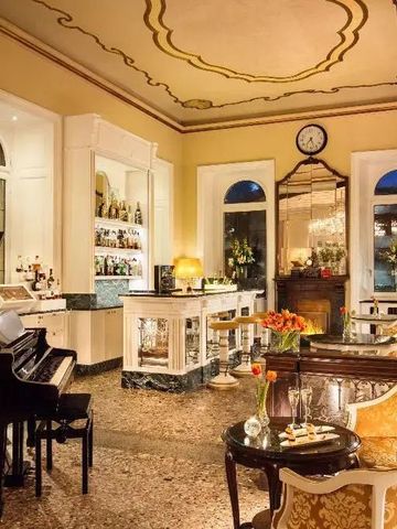 Eleganter Lounge-Bereich mit Bar und Klavier im klassischen Stil