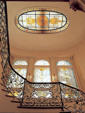 Beeindruckendes Treppenhaus mit kunstvollen Glasfenstern