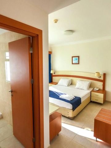 Geräumiges Hotelzimmer mit Doppelbett und privatem Badezimmer