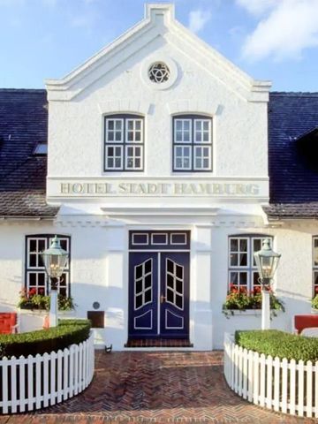 Hotel Stadt Hamburg mit weißer Fassade und gepflegtem Eingangsbereich