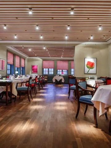 Elegantes Hotelrestaurant mit stilvollem Interieur und gedeckten Tischen