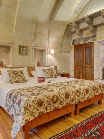 Luxuriöses Schlafzimmer mit gewölbter Steindecke und traditionellem Dekor