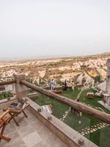 Atemberaubender Ausblick auf die Landschaft von einer Terrasse mit Sitzgelegenheiten.