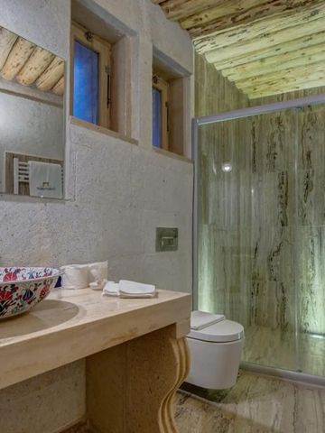 Luxuriöses Badezimmer mit verzierten Waschbecken und großer Dusche.