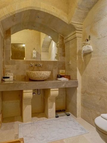 Elegant gestaltetes Badezimmer mit Naturstein und hochwertigen Armaturen.