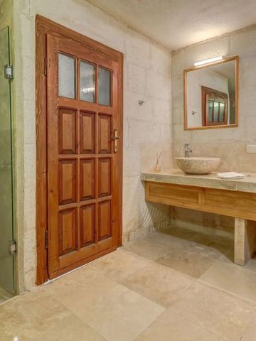 Luxuriöses Badezimmer mit Holzdetails und Natursteinfliesen