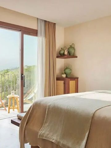 Helles Schlafzimmer mit Balkon und Ausblick ins Grüne