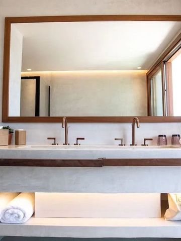 Modernes Badezimmer mit großem Spiegel und Doppelwaschbecken im Hotelzimmer.