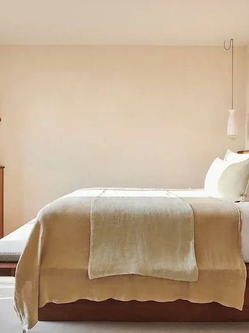 Komfortables Hotelzimmer mit stilvollen Beige- und Holzakzenten.