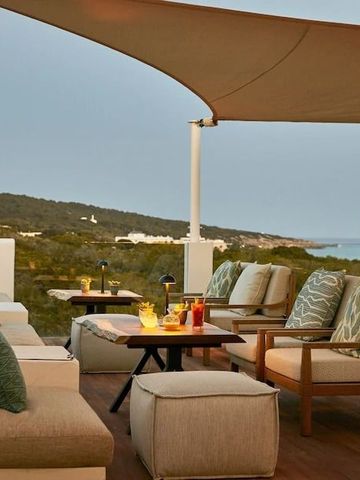 Stilvolle Terrasse mit gemütlichen Sitzgelegenheiten und Meeresblick