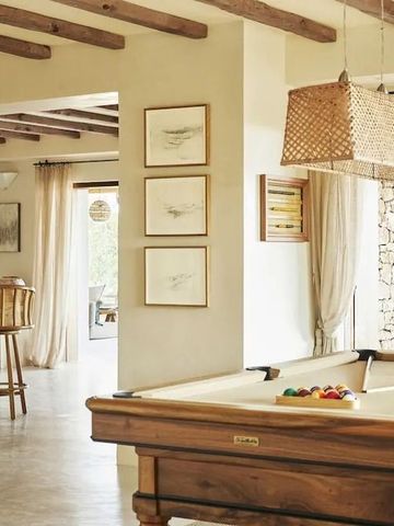 Heller Raum mit Billardtisch und stilvoller Inneneinrichtung.