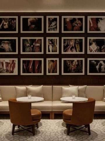 Elegantes Restaurant mit polstergefütterten Sofas und kunstvoller Fotowand.