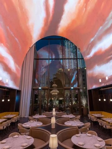 Elegantes Restaurant mit beeindruckender gewölbter Decke und stilvoller Einrichtung