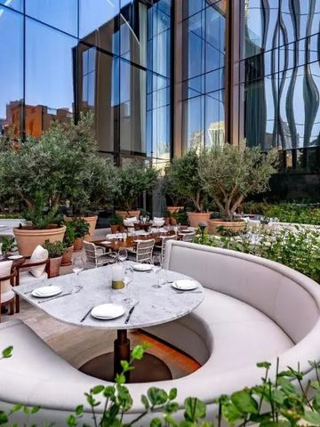 Eleganter Außenbereich mit luxuriösem Sitzbereich und moderner Glasfassade