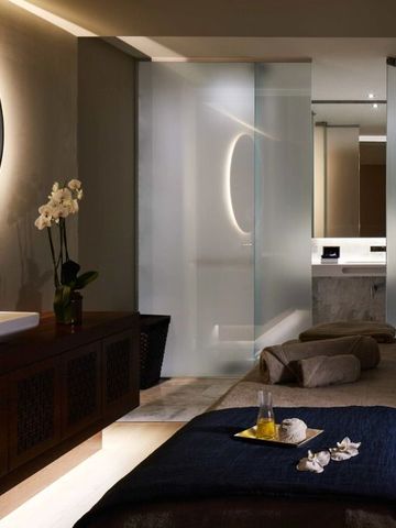 Stimmungsvolle Spa-Behandlungsräume mit moderner Inneneinrichtung